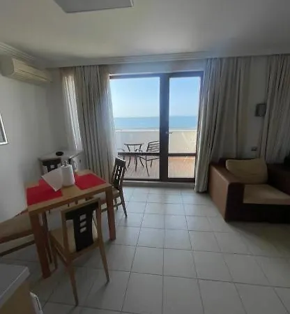 Penthouse-apartment With Sea View דירה *
